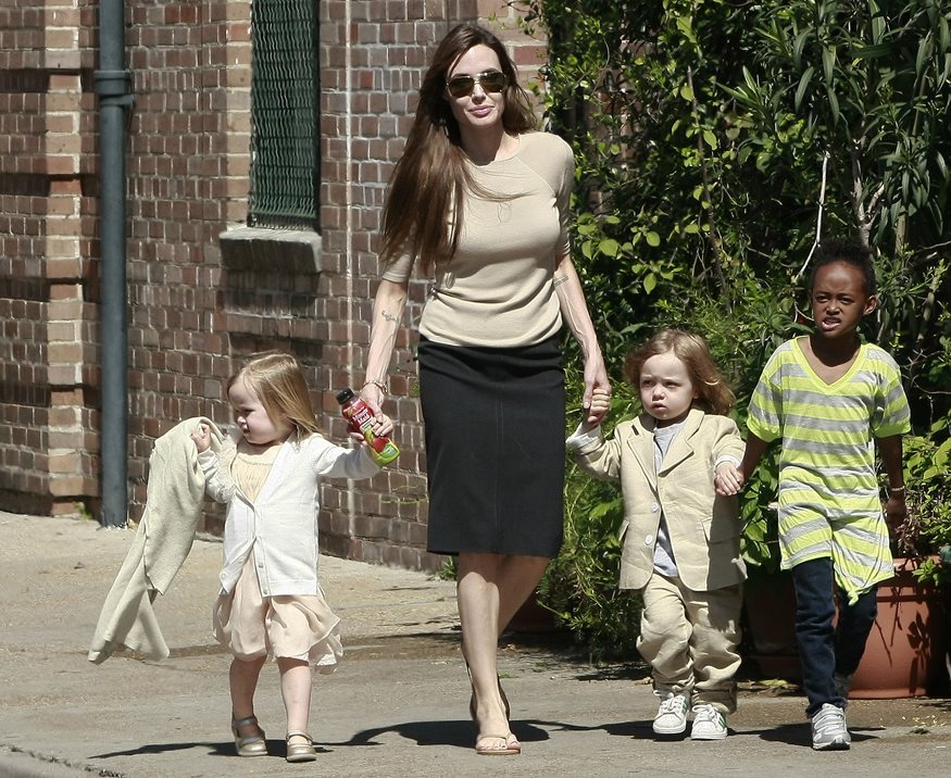 Angelina Jolie: Η μητέρα της υιοθετημένης κόρης της, Zahara, την εκλιπαρεί να της επιτρέψει να μιλήσει στο παιδί της