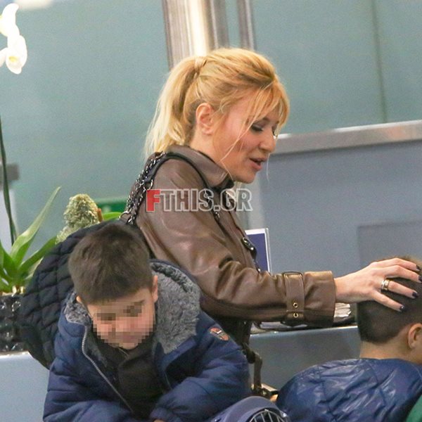 Paparazzi: Η Φαίη Σκορδά στο αεροδρόμιο με τους γιους της και τη μητέρα της