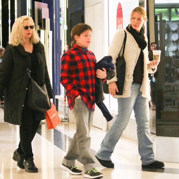 Paparazzi: Η Έλενα Κατραβά με τον γιο της και την μητέρα της σε εμπορικό κέντρο