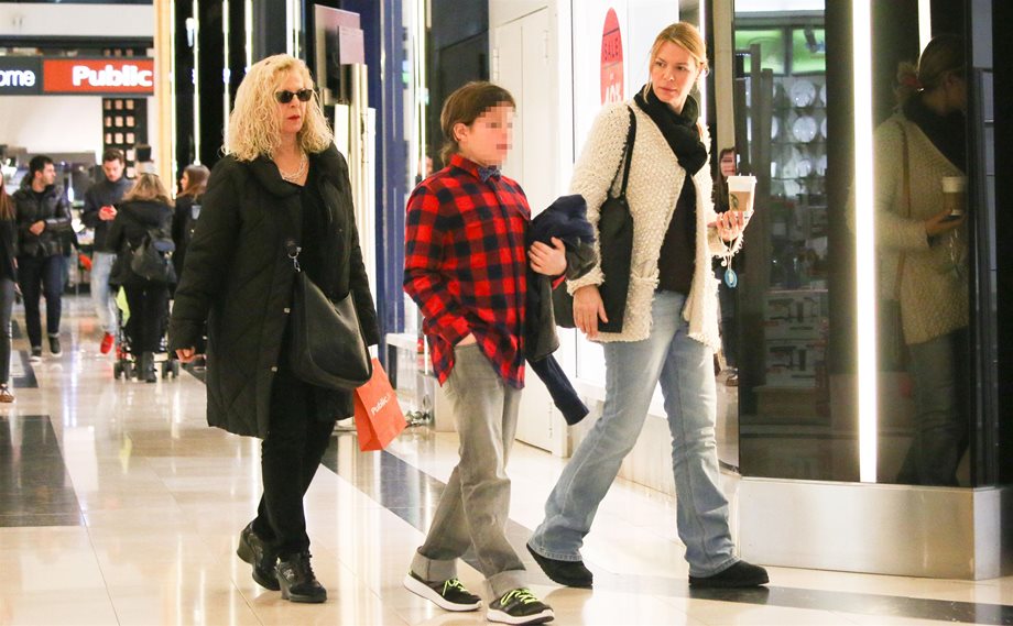 Paparazzi: Η Έλενα Κατραβά με τον γιο της και την μητέρα της σε εμπορικό κέντρο