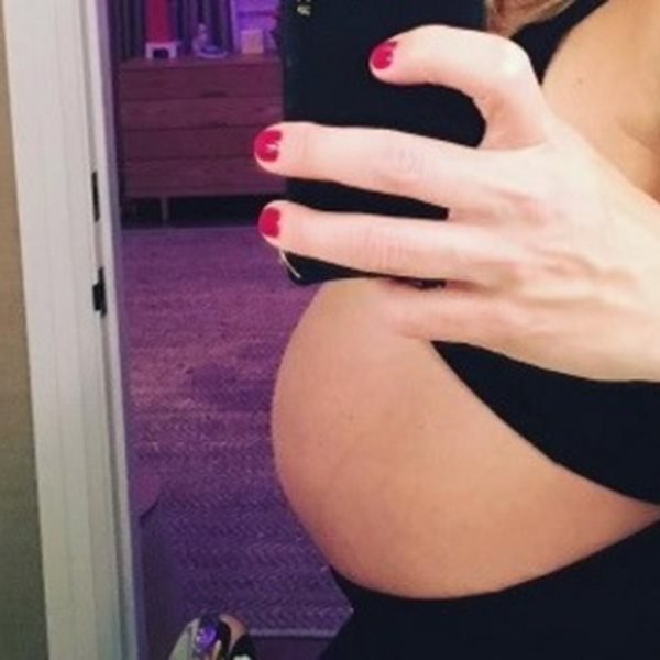 Πασίγνωστη καλλονή φωτογραφίζεται στον 9ο μήνα της εγκυμοσύνης της!