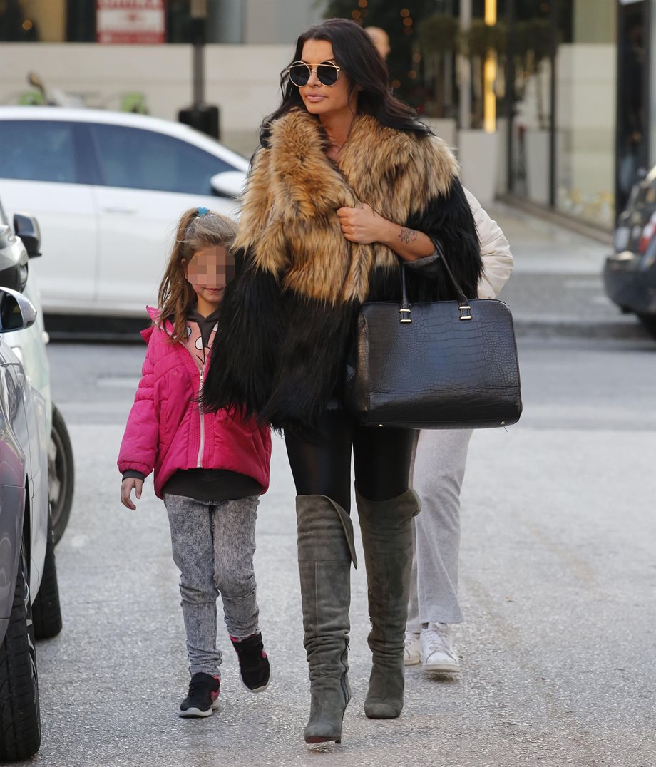 Paparazzi! Η Νίνα Λοτσάρη σε χαλαρή βόλτα με τις κόρες της και άψογο στιλ!