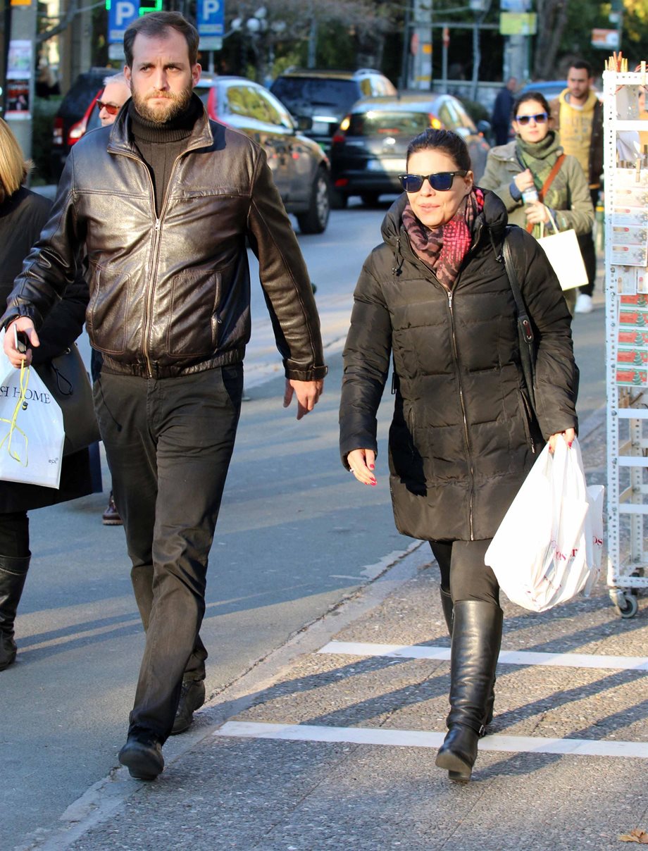 Paparazzi! Χεράκι - χεράκι η Μαρίνα Ασλάνογλου με τον σύζυγό της για βόλτα στην Κηφισιά