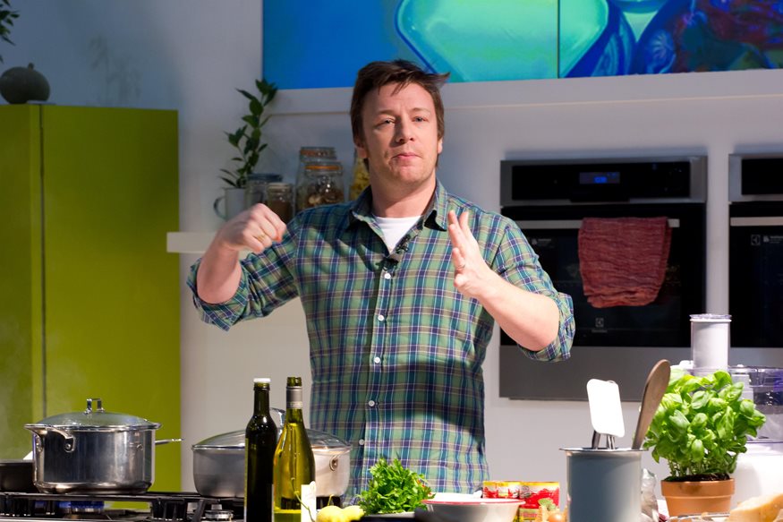 Jamie Oliver: Δεν φαντάζεστε ποιον πασίγνωστό Έλληνα πρότεινε να ακολουθήσουν οι 5,4 εκατομμύρια followers του στο instagram