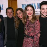 Επίσημη πρεμιέρα για το μιούζικαλ Mamma Mia: Οι λαμπεροί καλεσμένοι και τα κολακευτικά λόγια της Δανδουλάκη για τη Βανδή