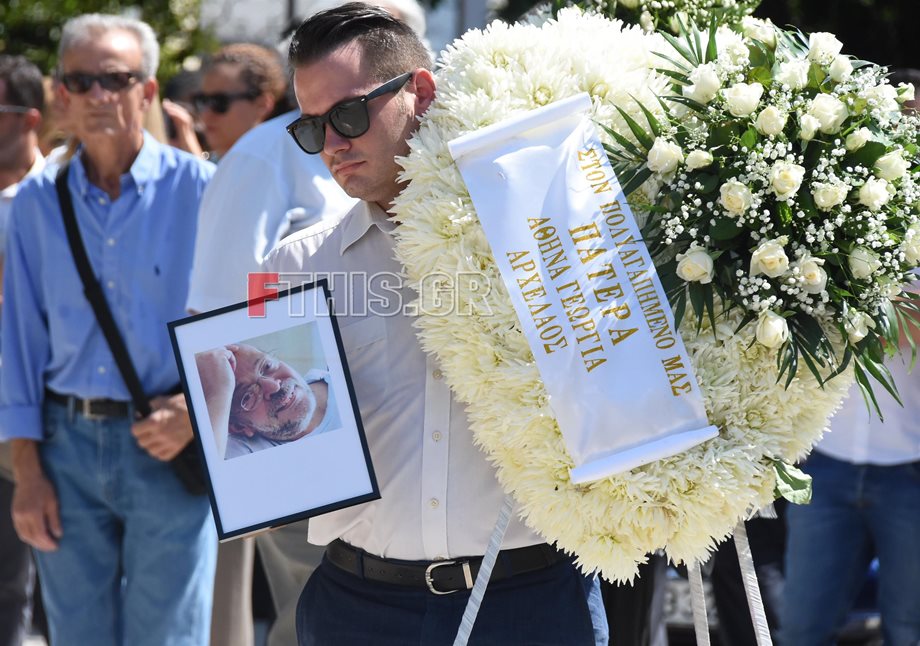Θλίψη στην κηδεία του Μάνου Αντώναρου