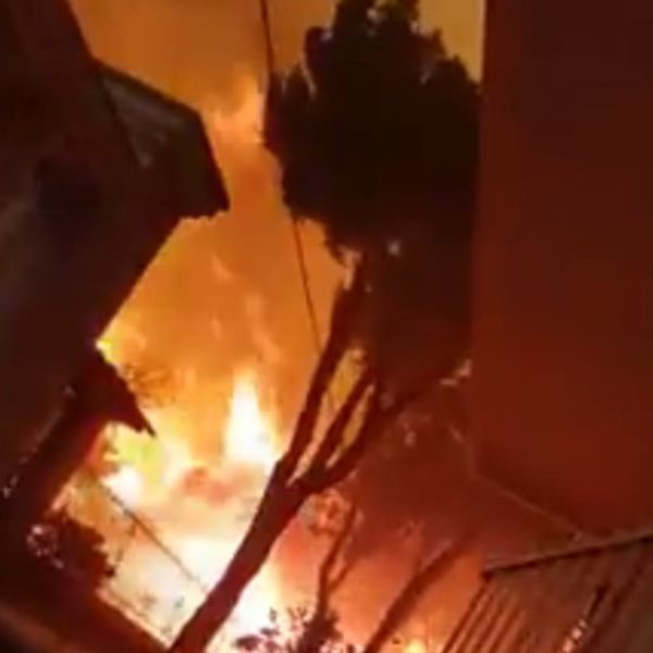Συγκλονιστικό video: Εγκλωβίστηκε στις φλόγες προσπαθώντας να σώσει τη γάτα του