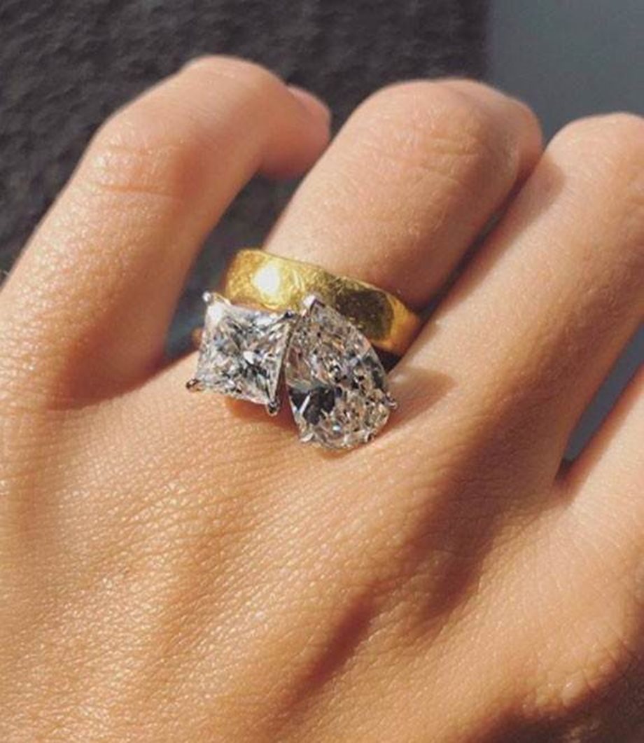 Τέσσερις μήνες μετά τον γάμο της, μας δείχνει για πρώτη φορά το υπέροχο μονόπετρο δαχτυλίδι της!
