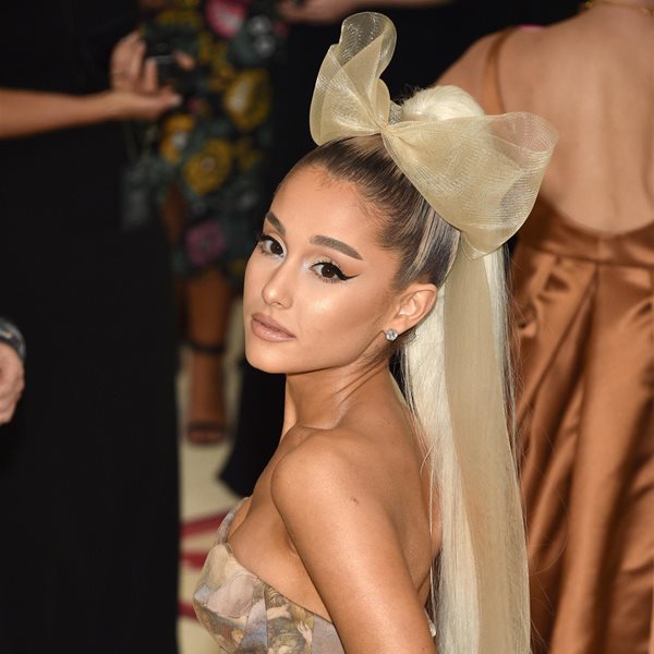  Ariana Grande: Ενάμιση μήνα μετά τον χωρισμό αρραβωνιάστηκε τον νέο της σύντροφο