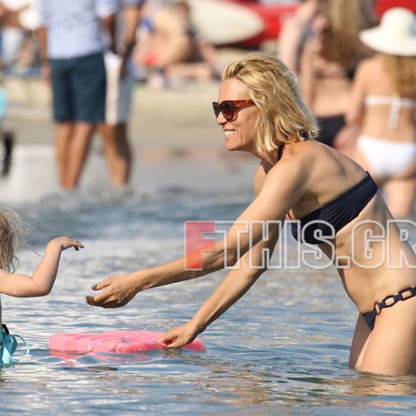 Paparazzi: Παιχνίδια σε παραλία της Μυκόνου για τη Βίκυ Καγιά και την κόρη της, Μπιάνκα