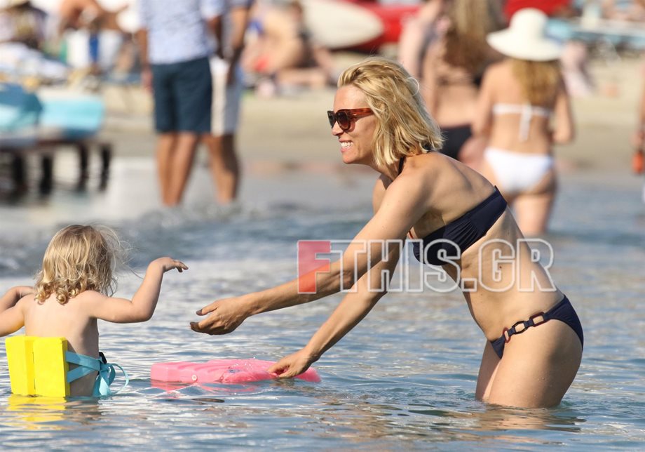 Paparazzi: Παιχνίδια σε παραλία της Μυκόνου για τη Βίκυ Καγιά και την κόρη της, Μπιάνκα