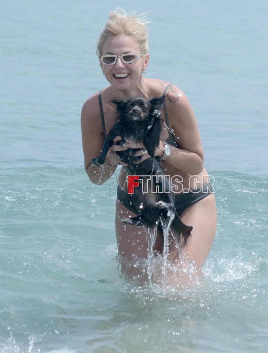 Paparazzi! Χριστίνα Κοντοβά: Παιχνίδια με το σκυλάκι της σε παραλία της Μυκόνου