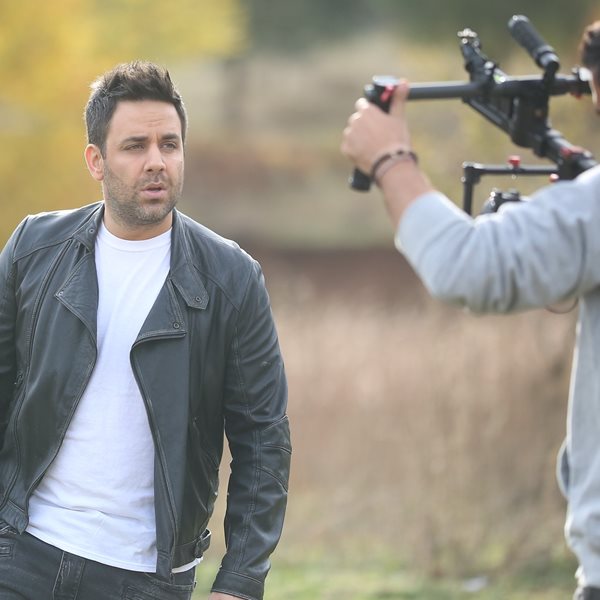 Γιώργος Γιαννιάς: Τρυπώσαμε στα γυρίσματα του νέου του video clip για το τραγούδι "Πάνω στα σύρματα"!