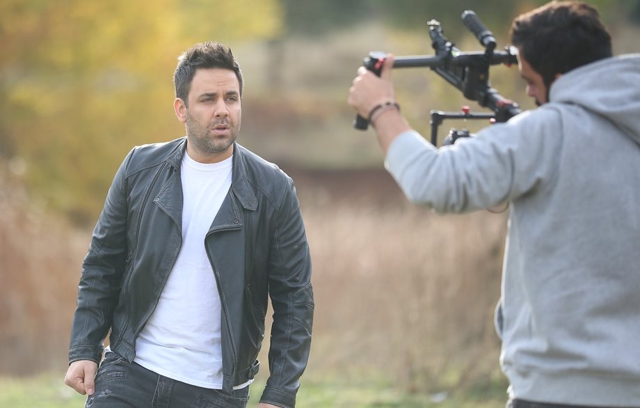 Γιώργος Γιαννιάς: Τρυπώσαμε στα γυρίσματα του νέου του video clip για το τραγούδι "Πάνω στα σύρματα"!