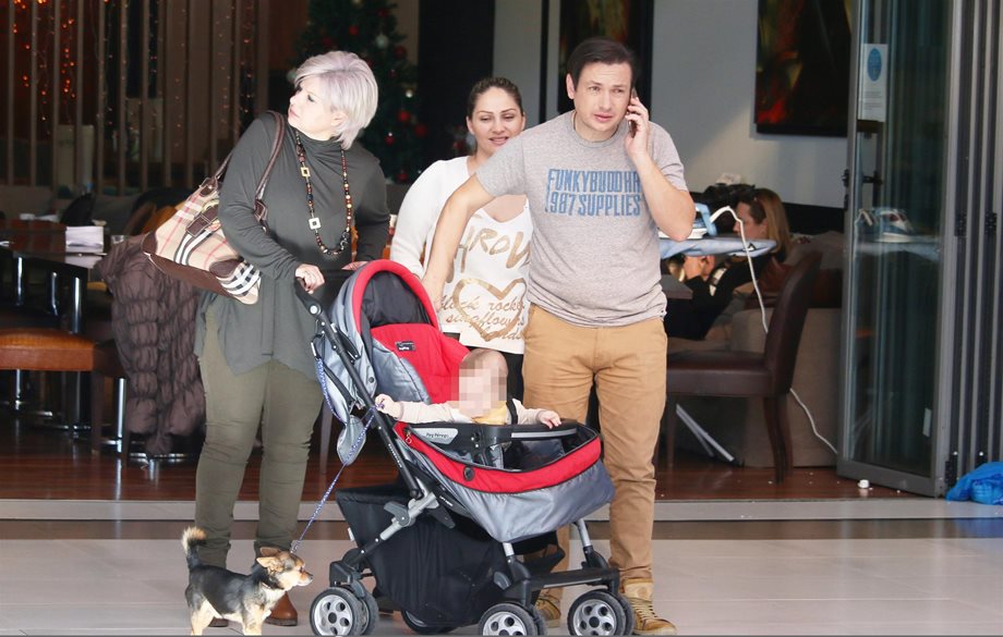 Paparazzi! Ο Σταύρος Νικολαΐδης σε σπάνια εμφάνιση με την οικογένειά του