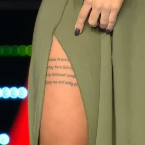 The Voice: Ο Πάνος Μουζουράκης τη ρώτησε τι γράφει το τατουάζ στον μηρό της και εκείνη…