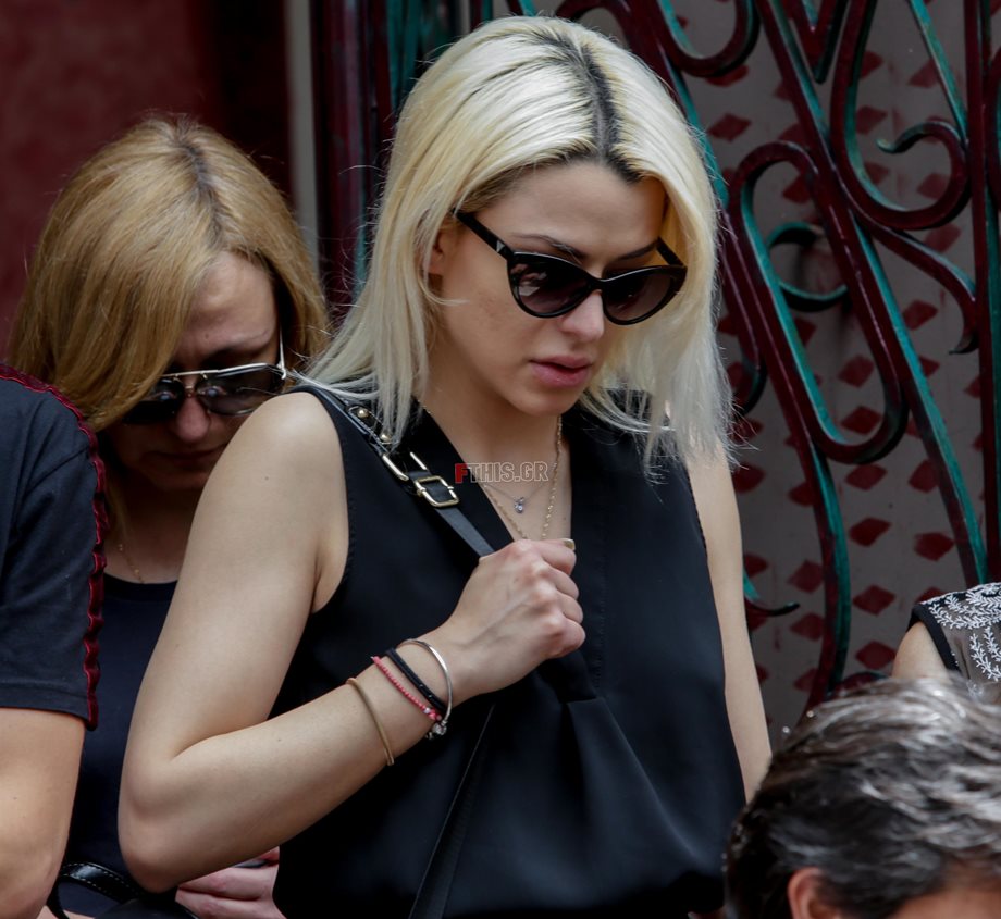 Λύγισε η Στέλλα Μιζεράκη μετά την κηδεία: Η συγκλονιστική φωτογραφία στην αγκαλιά του πατριού του Πάνου Ζάρλα
