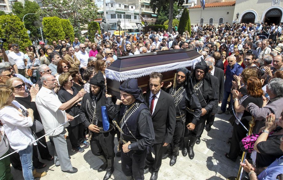  Πλήθος κόσμου στην κηδεία του Χάρρυ Κλυνν