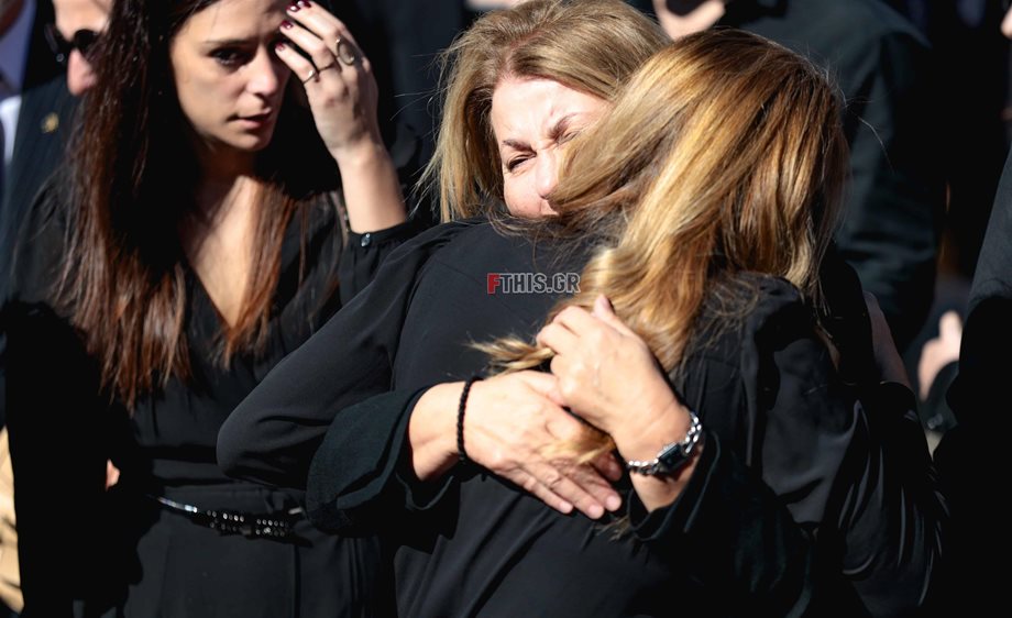 Κηδεία Σοφίας Κοκοσαλάκη: Συντετριμμένη η μητέρα της στο τελευταίο "αντίο" (φωτογραφίες)
