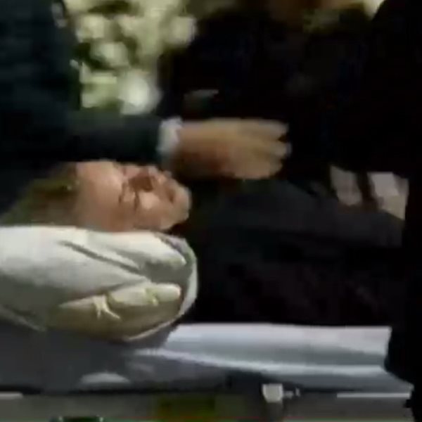 Ραγίζουν καρδιές στην κηδεία του Γιώργου Μπαλταδώρου: Κατέρρευσε η σύζυγός του