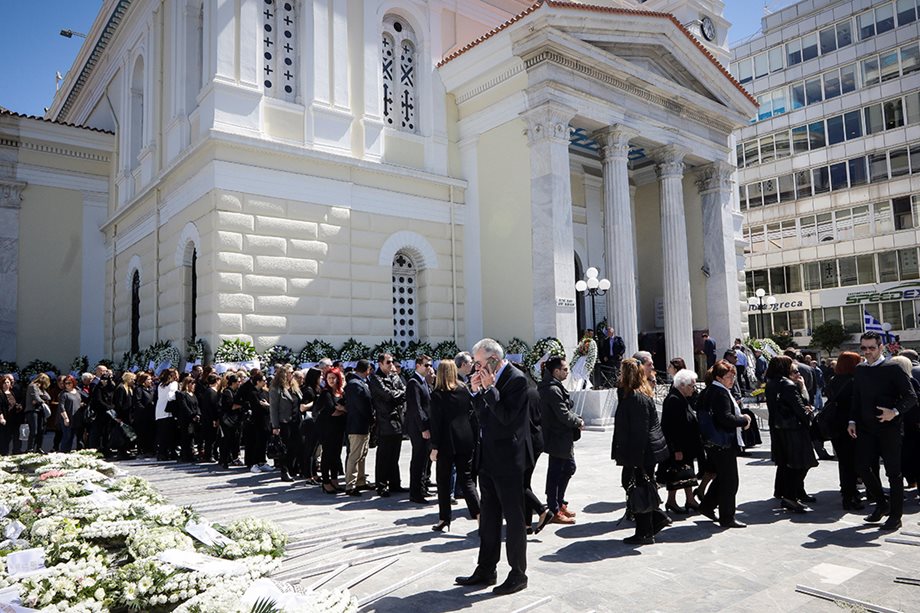Πλήθος κόσμου στην κηδεία του Στέλιου Σκλαβενίτη