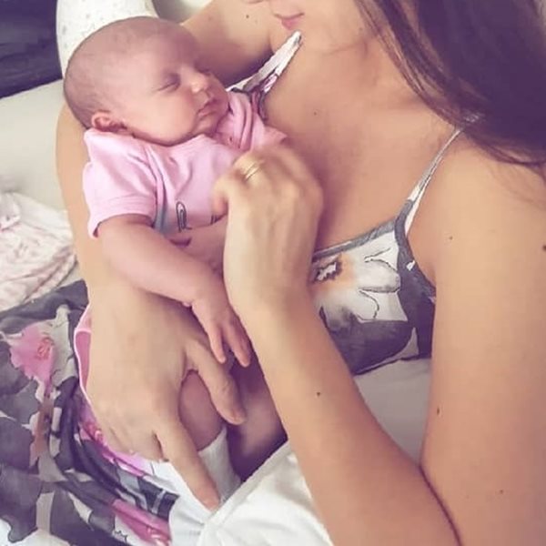Η νέα μανούλα της ελληνικής showbiz ποζάρει αγκαλιά με την ενάμιση μηνών κόρη της!