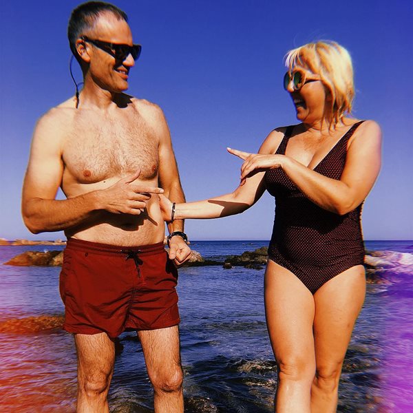 Η Ελληνίδα τραγουδίστρια πήγε για μπάνιο με τους γονείς της και τους φωτογραφίζει στην παραλία με τα μαγιό τους!