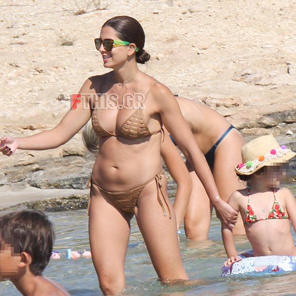 Paparazzi! Η Σταματίνα Τσιμτσιλή στην παραλία με τις κορούλες της