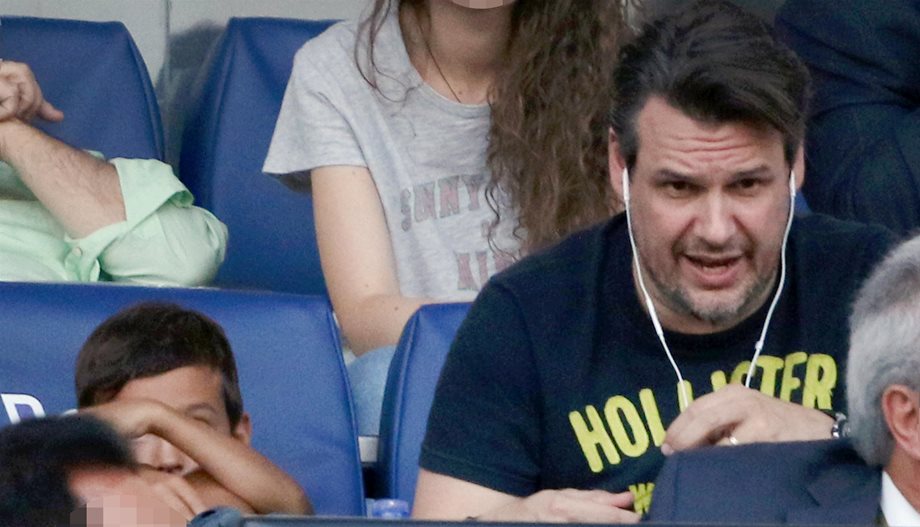 Paparazzi! Δείτε τον Πάνο Κιάμο στο γήπεδο με τον γιο του! 