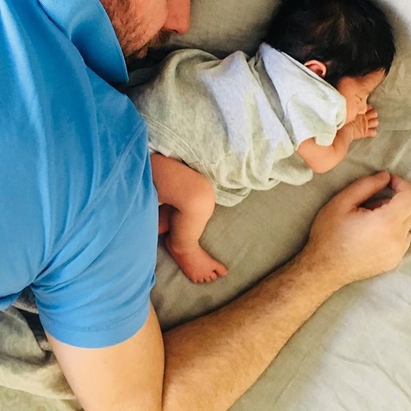Ο νέος μπαμπάς της ελληνικής showbiz ποζάρει για πρώτη φορά μαζί με τη νεογέννητη κόρη του!