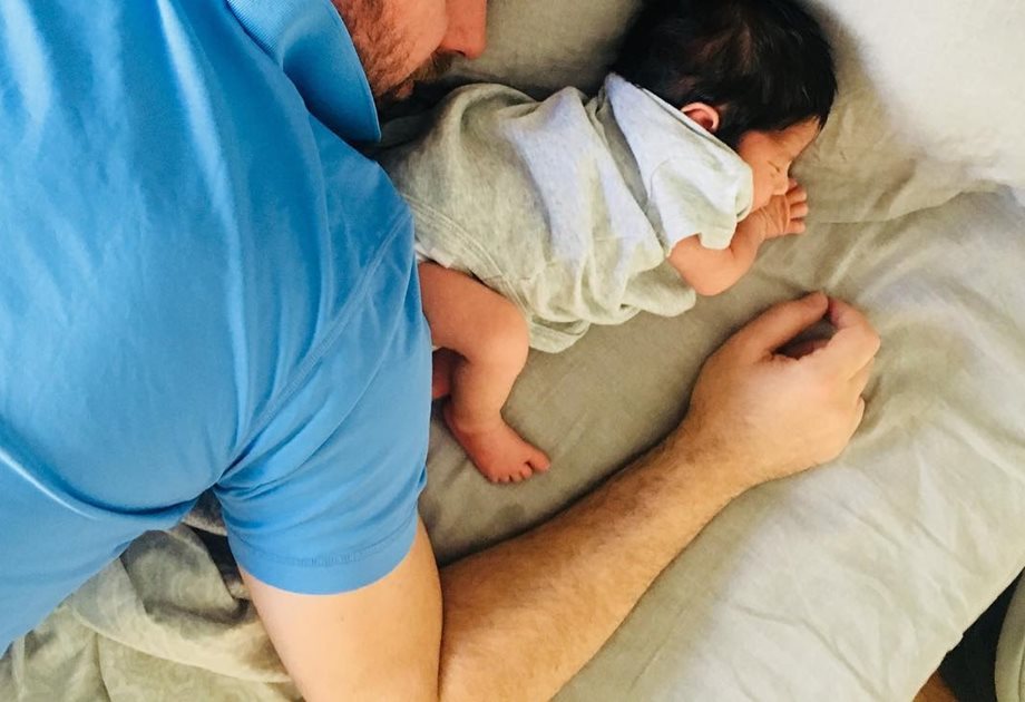 Ο νέος μπαμπάς της ελληνικής showbiz ποζάρει για πρώτη φορά μαζί με τη νεογέννητη κόρη του!