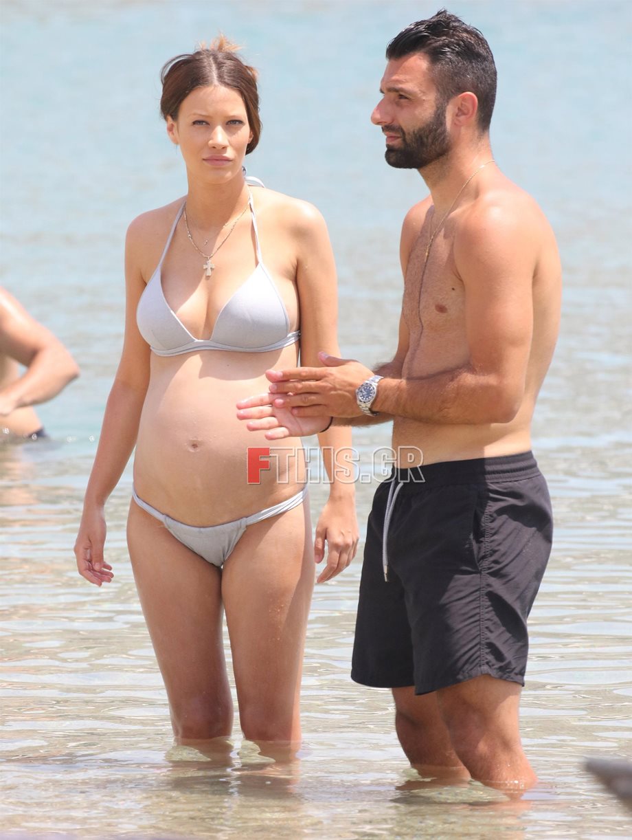 Paparazzi! Γιώργος Τζαβέλλας - Αθηνά Πικράκη: Βουτιές στην παραλία, λίγο πριν γίνουν γονείς για πρώτη φορά!