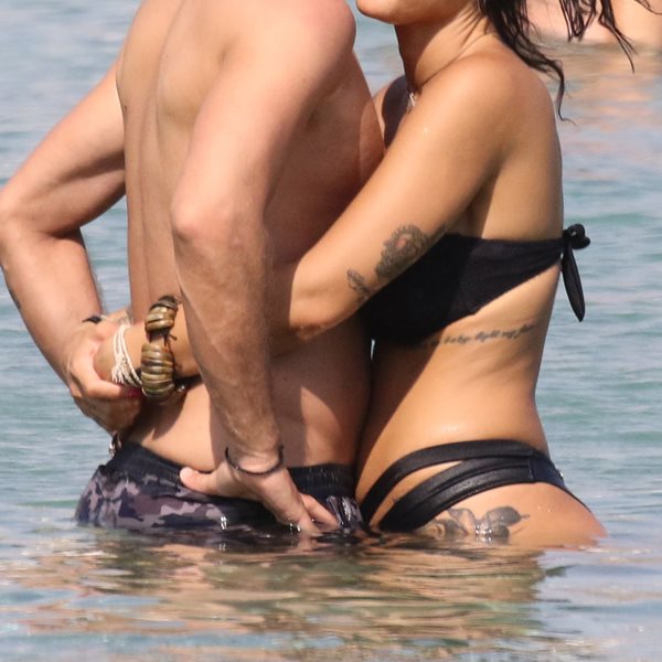 Paparazzi! Ασυγκράτητο το ζευγάρι της ελληνικής showbiz σε παραλία της Μυκόνου!