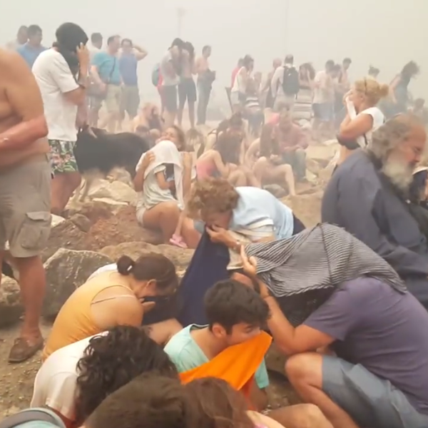 Συγκλονιστικό βίντεο-ντοκουμέντο από το Μάτι: Εγκλωβισμένοι και γεμάτοι εγκαύματα στα βράχια οι κάτοικοι της περιοχής