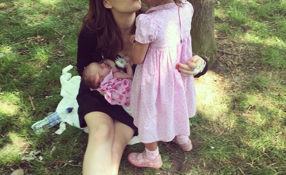 Αγαπημένη ηθοποιός θηλάζει τη νεογέννητη κόρη της στο πάρκο!
