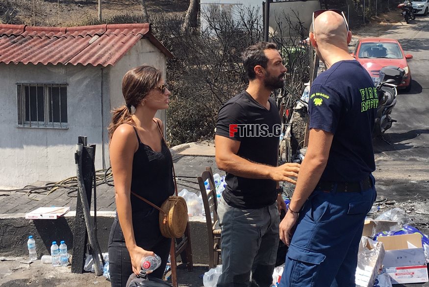 Ο Σάκης Τανιμανίδης και η Χριστίνα Μπόμπα δίπλα στους πληγέντες της πυρκαγιάς: Δείτε φωτογραφίες