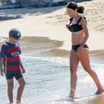 Paparazzi! Κέλλυ Κελεκίδου: Στην παραλία με μπικίνι και χωρίς ρετούς μαζί με τον γιο της!