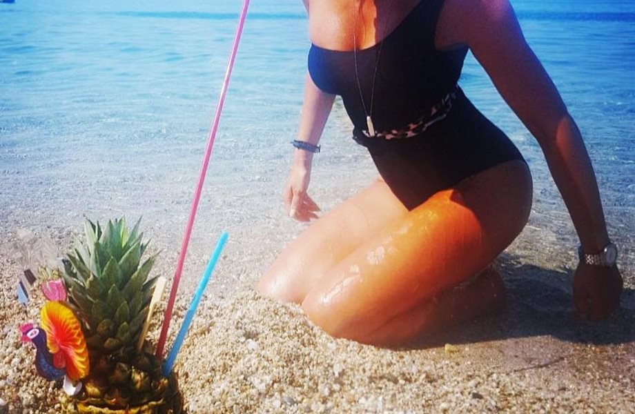 Ελληνίδα παρουσιάστρια δελτίου ειδήσεων ποζάρει με μαγιό και... κολάζει το Instagram!