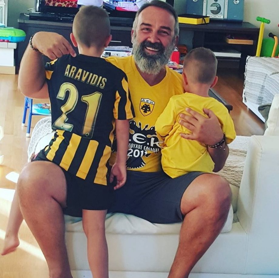 Happy Family! Ο Γρηγόρης Γκουντάρας στο γήπεδο με τους γιους του