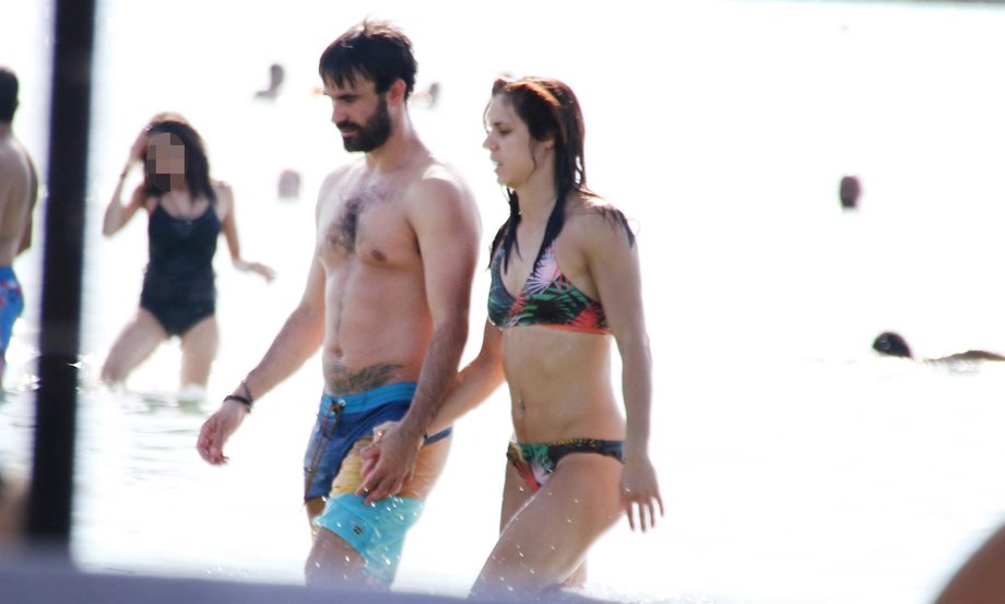Paparazzi: Η Κατερίνα Στεφανίδη στην παραλία με τον σύντροφό της