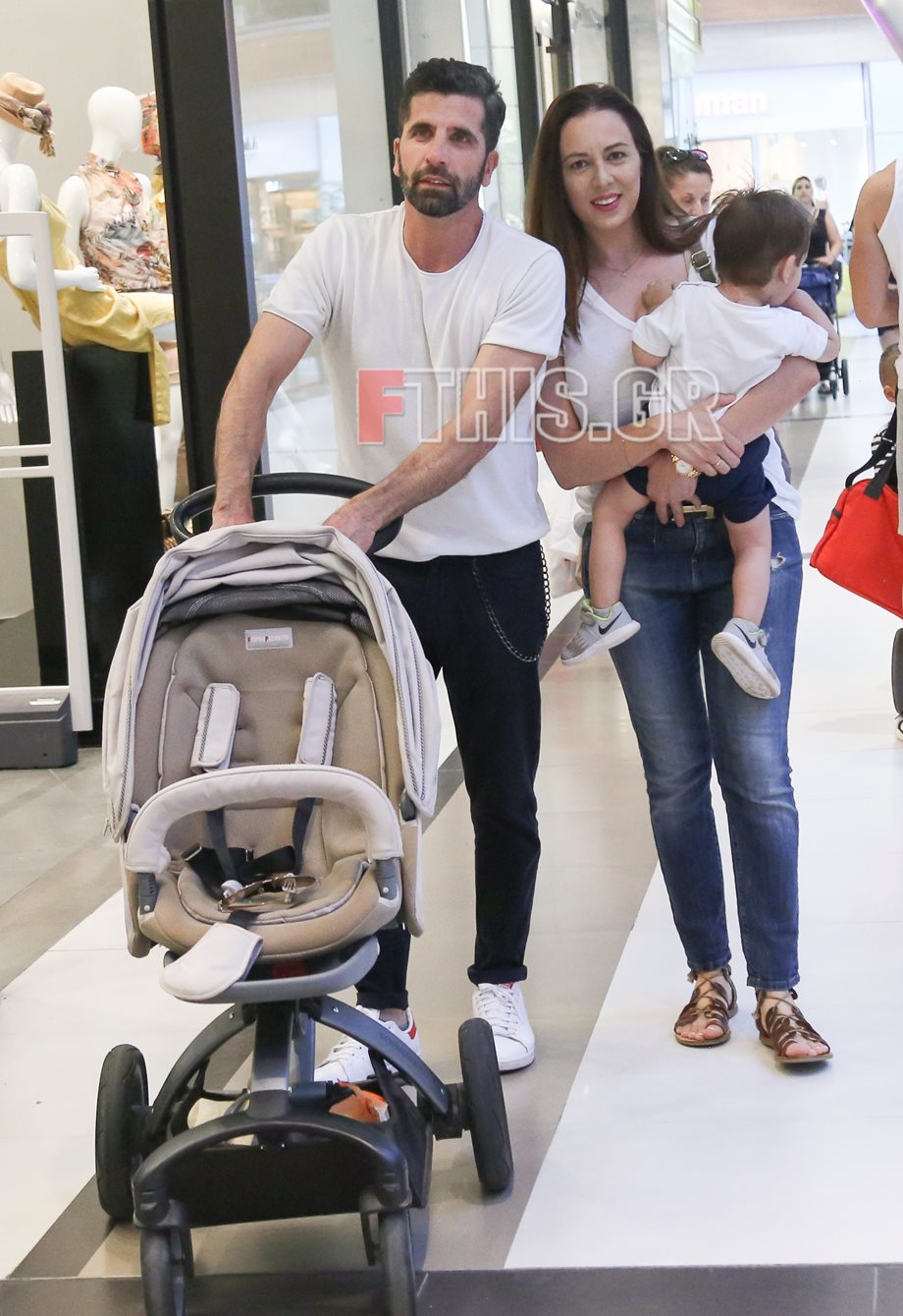 Paparazzi: Ο Θανάσης Βισκαδουράκης με τη σύζυγό του, Κατερίνα Γιώτα και τον 1,5 έτους γιο τους