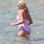 Paparazzi! Η Κωνσταντίνα Σπυροπούλου στην παραλία με ολόσωμο μαγιό και χωρίς ρετούς!