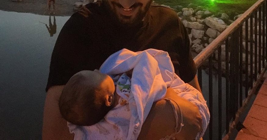 Έλληνας παρουσιαστής μας συστήνει τον νεογέννητο γιο του! 