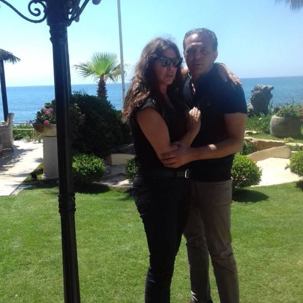 Πασίγνωστη Ελληνίδα ποζάρει από την Ισπανία και μας συστήνει τον νέο της σύντροφο