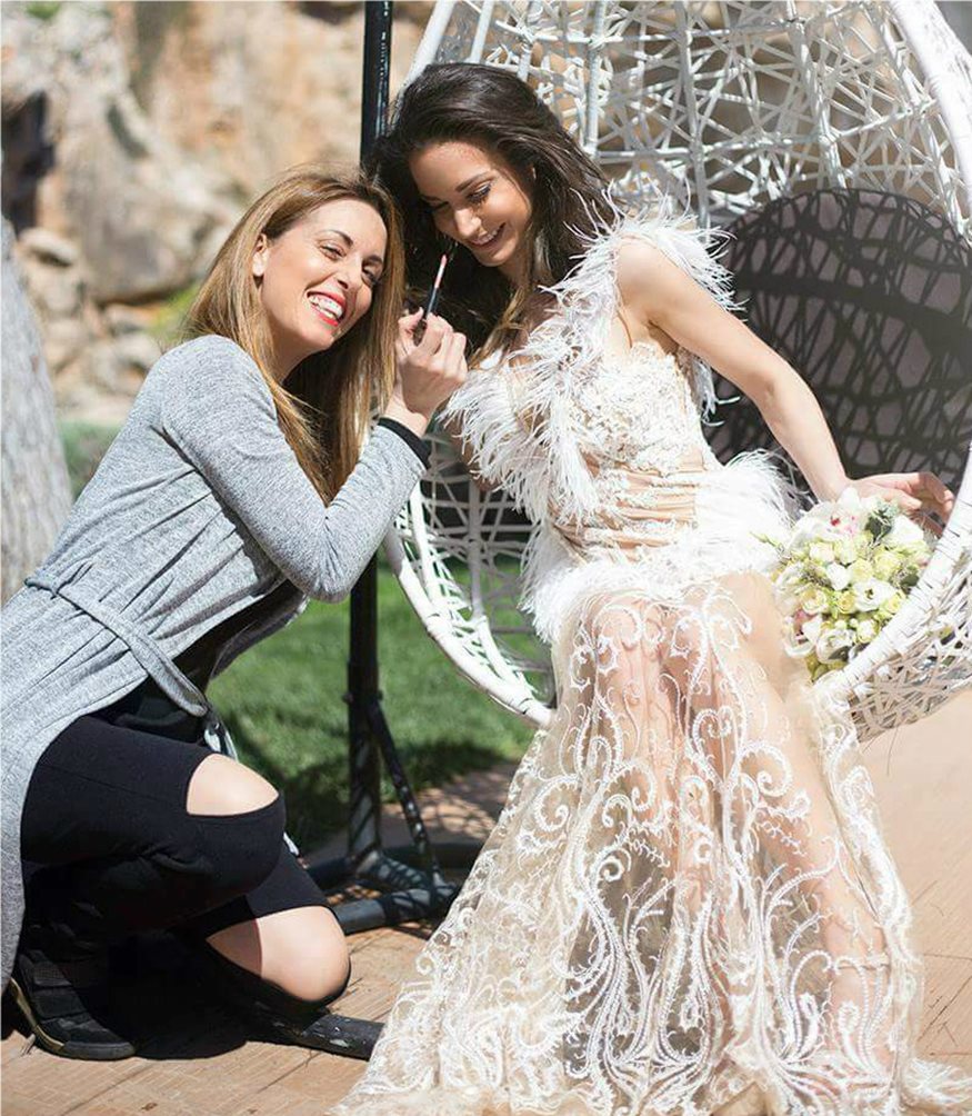 Η Κατερίνα Γερονικολού ντύνεται νυφούλα και η Θεώνη Στραβοκέφαλου προτείνει το ιδανικό bridal look!