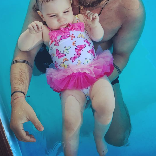 Θα λιώσετε: Έλληνας τραγουδιστής ποζάρει με την κόρη του στην πισίνα!