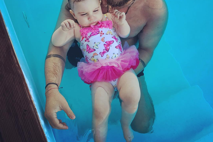 Θα λιώσετε: Έλληνας τραγουδιστής ποζάρει με την κόρη του στην πισίνα!