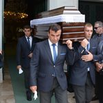 Κηδεία Λευτέρη Καπώνη: Συντετριμμένη η σύζυγός του, Ελένη, στο “τελευταίο αντίο” του γνωστού σεναριογράφου
