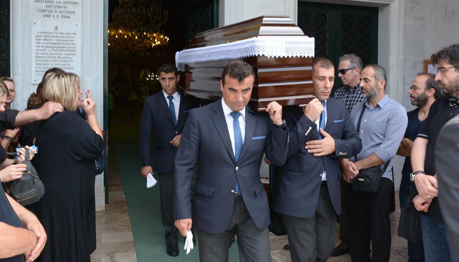 Κηδεία Λευτέρη Καπώνη: Συντετριμμένη η σύζυγός του, Ελένη, στο “τελευταίο αντίο” του γνωστού σεναριογράφου