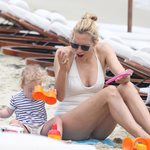Paparazzi! Βίκυ Καγιά: Παιχνίδια στην παραλία με τον σύζυγο και την κόρη της 